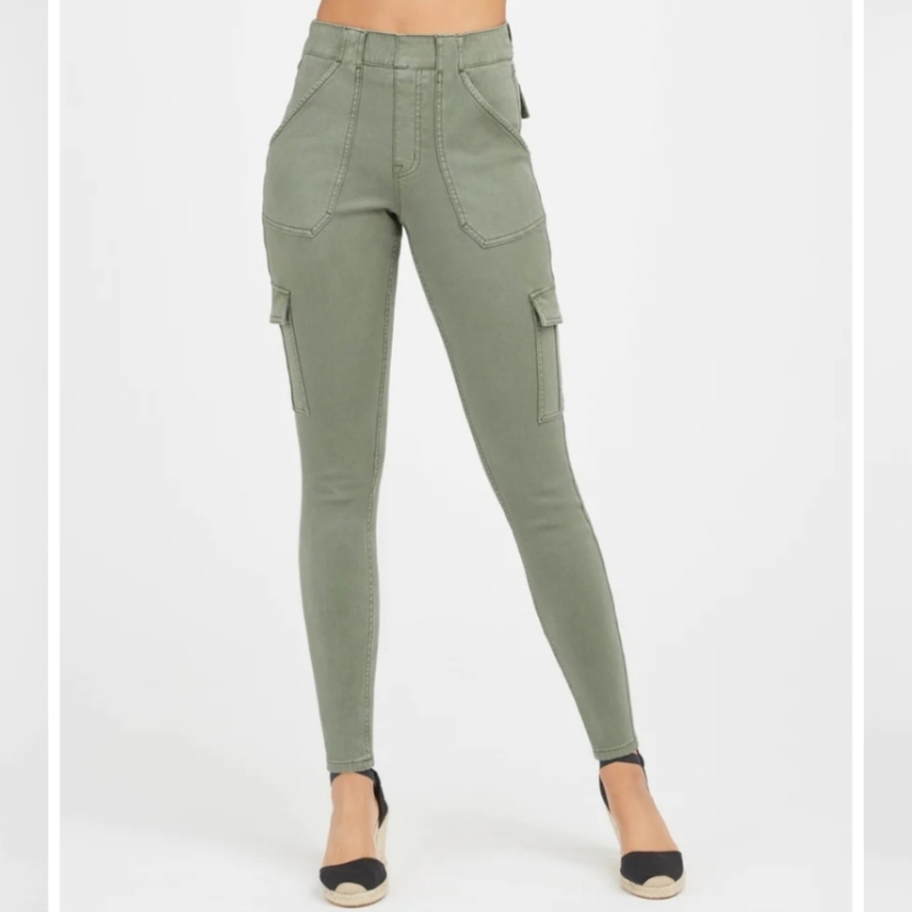 SPANX Stretch Twill Ankle Cargo Pant in Washed Green Size Medium Petite